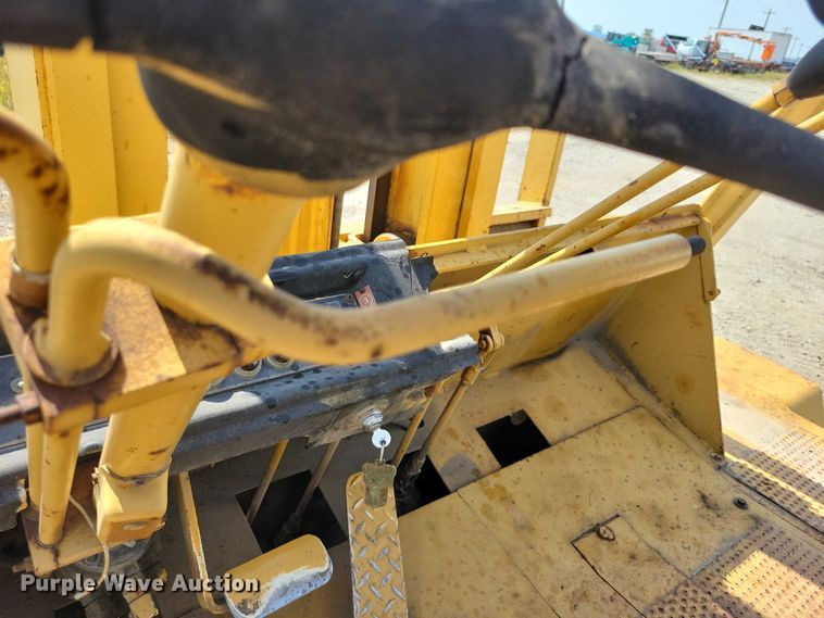 image for item DZ6547 Caterpillar  Towmotor V225 forklift