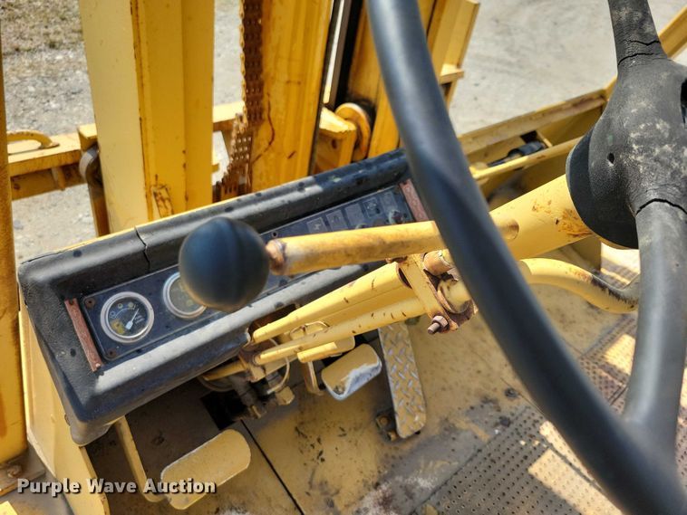 image for item DZ6547 Caterpillar  Towmotor V225 forklift