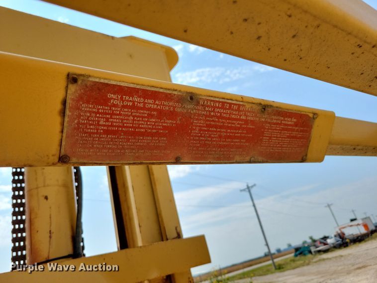 image for item DZ6547 Caterpillar  Towmotor V225 forklift