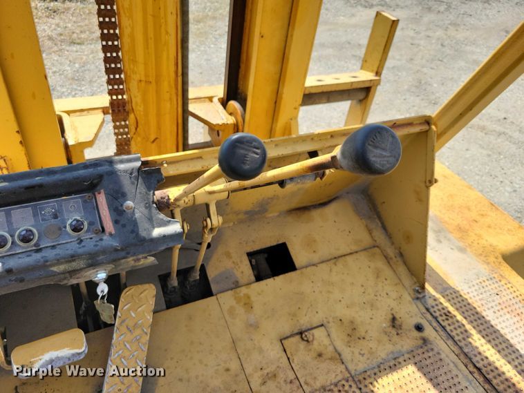 image for item DZ6547 Caterpillar  Towmotor V225 forklift