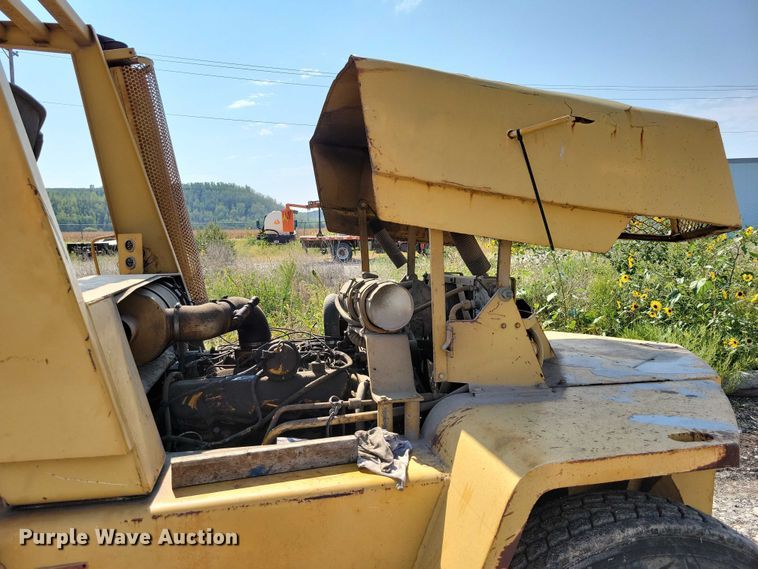 image for item DZ6547 Caterpillar  Towmotor V225 forklift