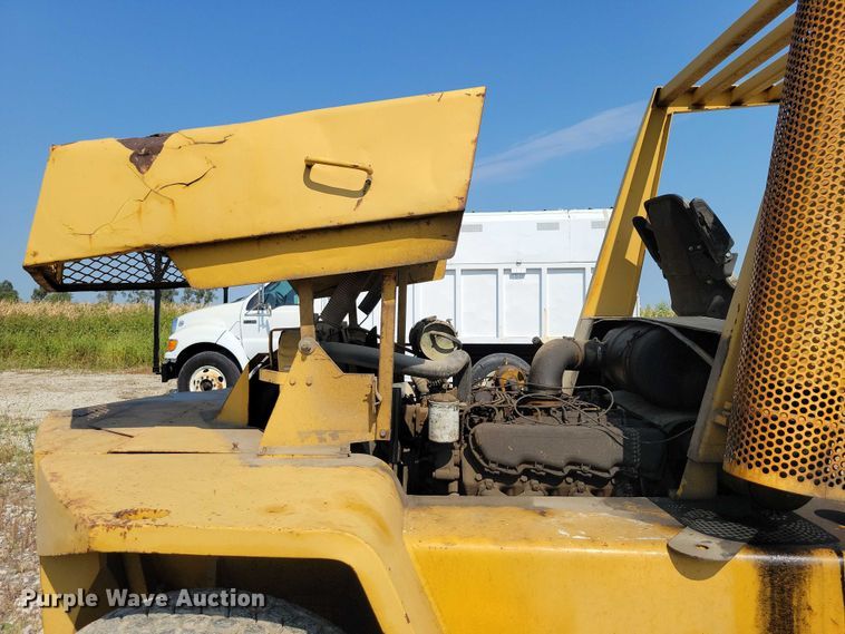 image for item DZ6547 Caterpillar  Towmotor V225 forklift