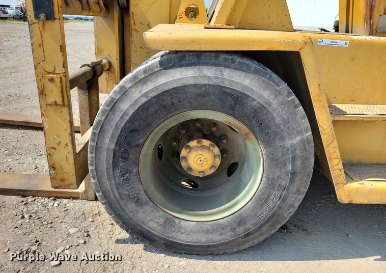 image for item DZ6547 Caterpillar  Towmotor V225 forklift