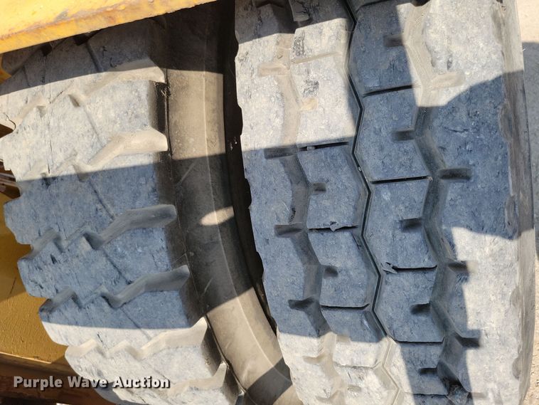 image for item DZ6547 Caterpillar  Towmotor V225 forklift