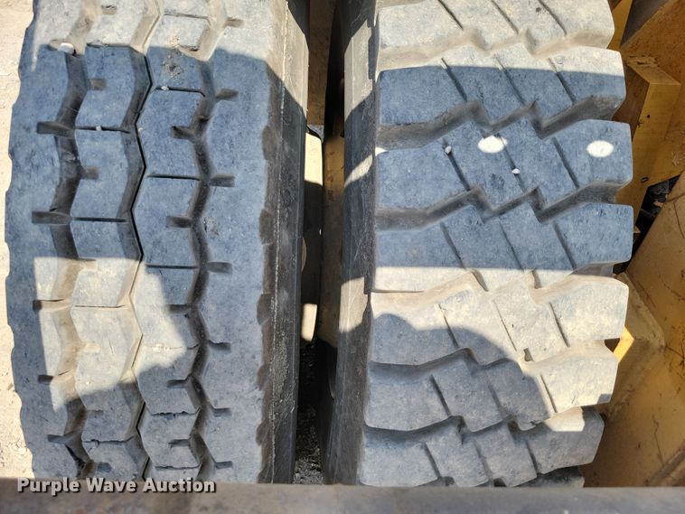 image for item DZ6547 Caterpillar  Towmotor V225 forklift