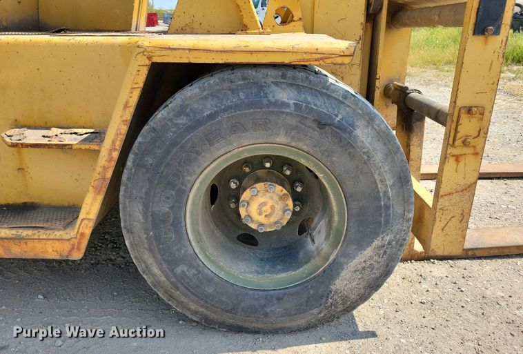 image for item DZ6547 Caterpillar  Towmotor V225 forklift