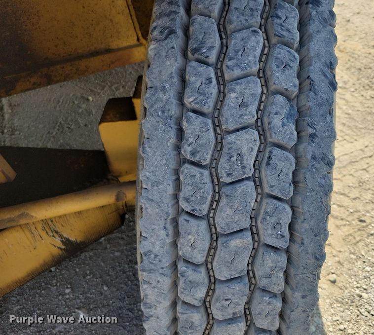 image for item DZ6547 Caterpillar  Towmotor V225 forklift