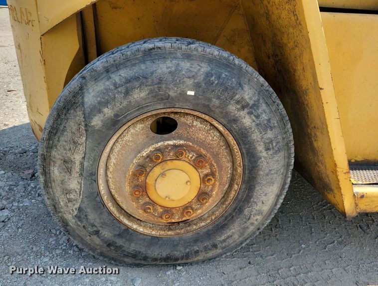 image for item DZ6547 Caterpillar  Towmotor V225 forklift