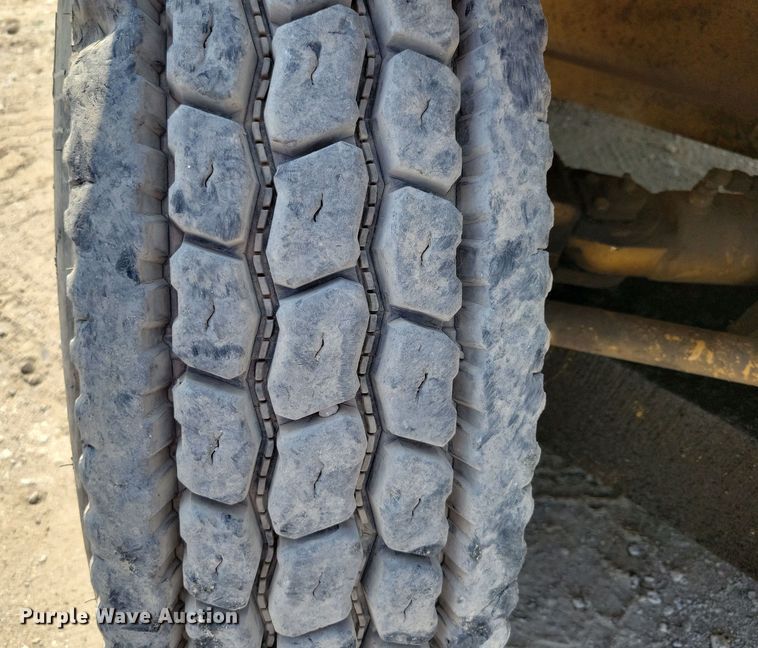 image for item DZ6547 Caterpillar  Towmotor V225 forklift