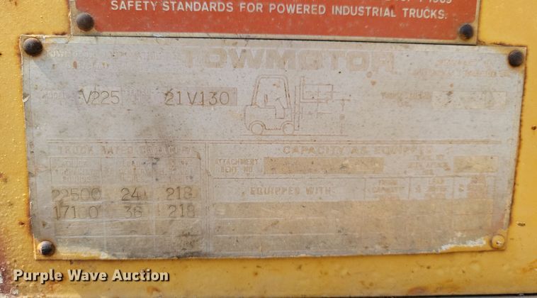 image for item DZ6547 Caterpillar  Towmotor V225 forklift