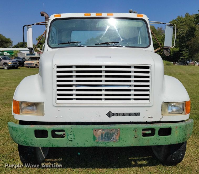 image for item DZ6561 1995 International  4900 hook lift truck