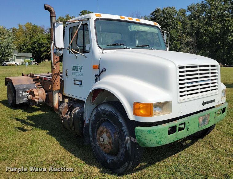 image for item DZ6561 1995 International  4900 hook lift truck