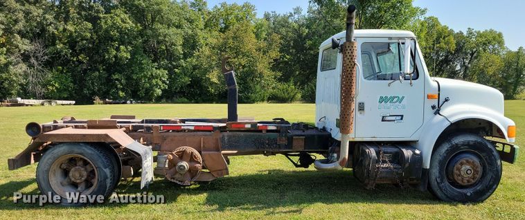 image for item DZ6561 1995 International  4900 hook lift truck