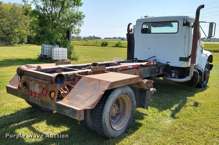 image for item DZ6561 1995 International  4900 hook lift truck