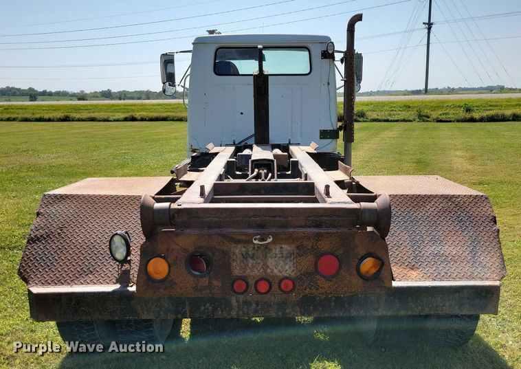 image for item DZ6561 1995 International  4900 hook lift truck