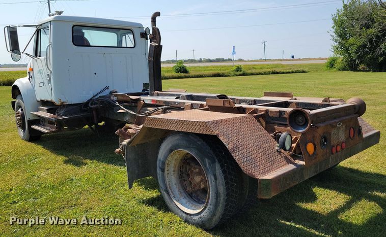 image for item DZ6561 1995 International  4900 hook lift truck