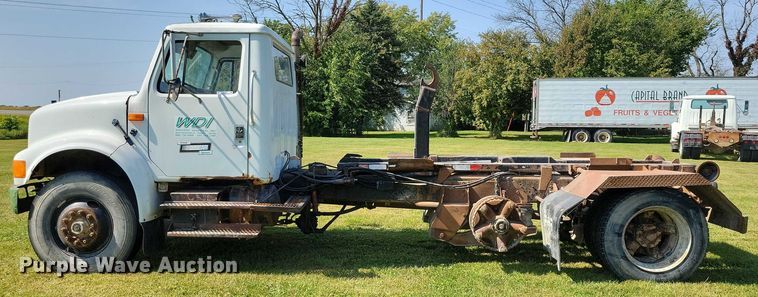 image for item DZ6561 1995 International  4900 hook lift truck