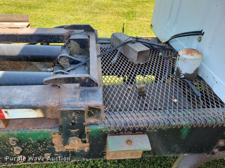 image for item DZ6561 1995 International  4900 hook lift truck