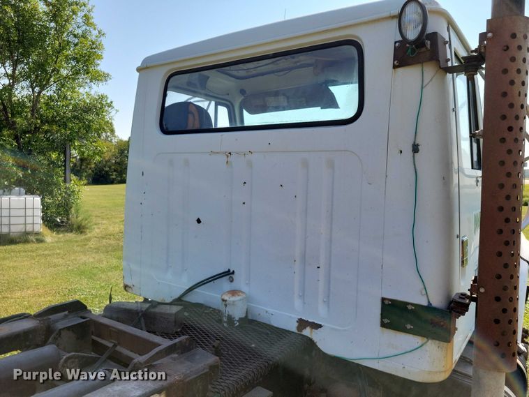 image for item DZ6561 1995 International  4900 hook lift truck