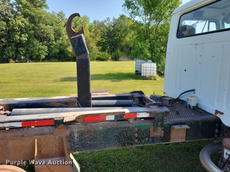 image for item DZ6561 1995 International  4900 hook lift truck