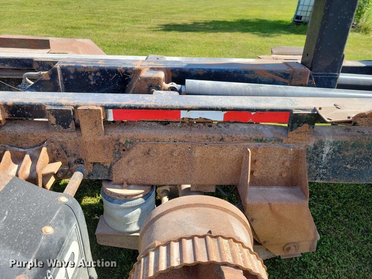 image for item DZ6561 1995 International  4900 hook lift truck