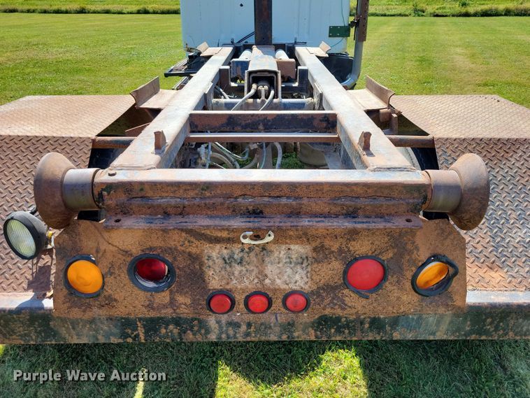 image for item DZ6561 1995 International  4900 hook lift truck