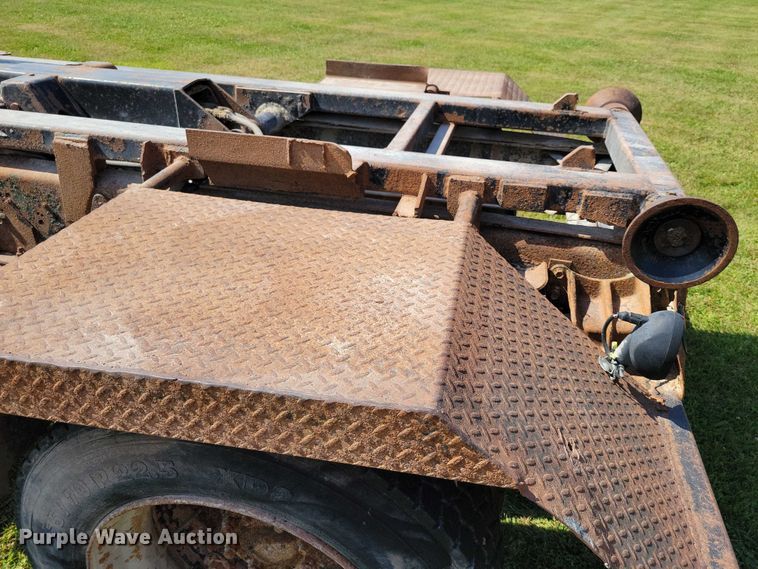 image for item DZ6561 1995 International  4900 hook lift truck