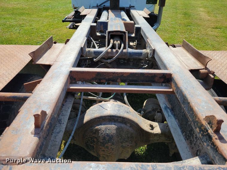 image for item DZ6561 1995 International  4900 hook lift truck