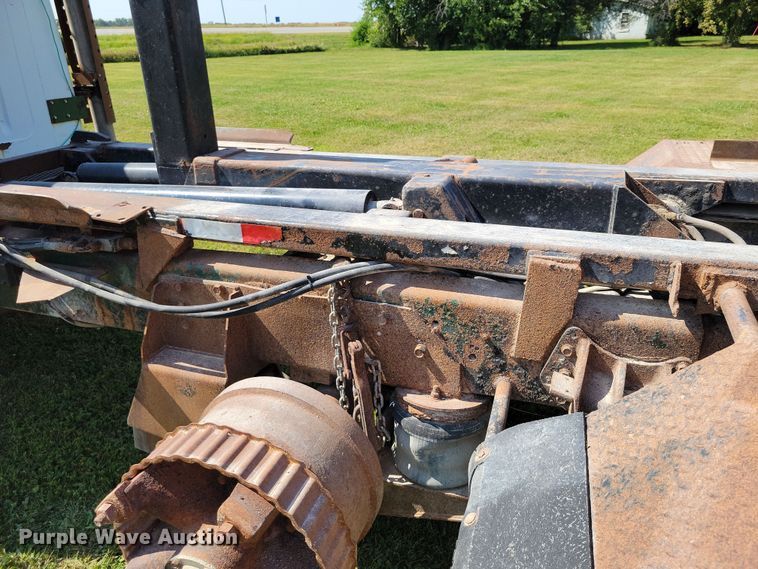 image for item DZ6561 1995 International  4900 hook lift truck