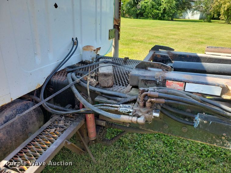 image for item DZ6561 1995 International  4900 hook lift truck