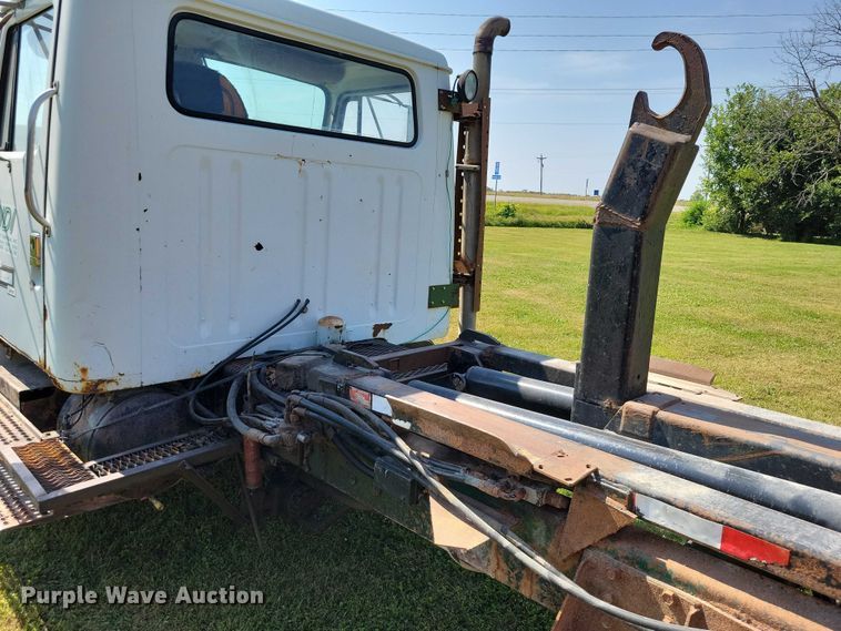 image for item DZ6561 1995 International  4900 hook lift truck