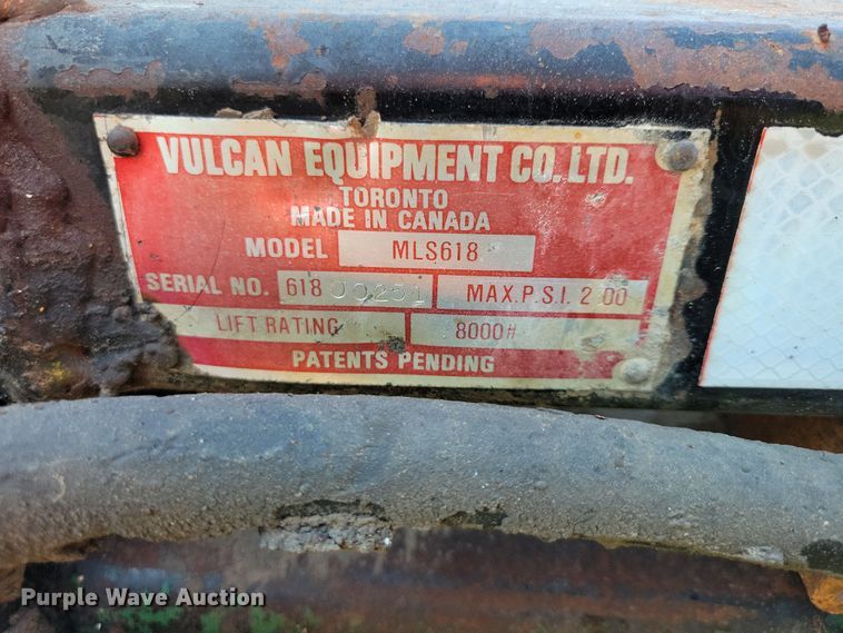 image for item DZ6561 1995 International  4900 hook lift truck