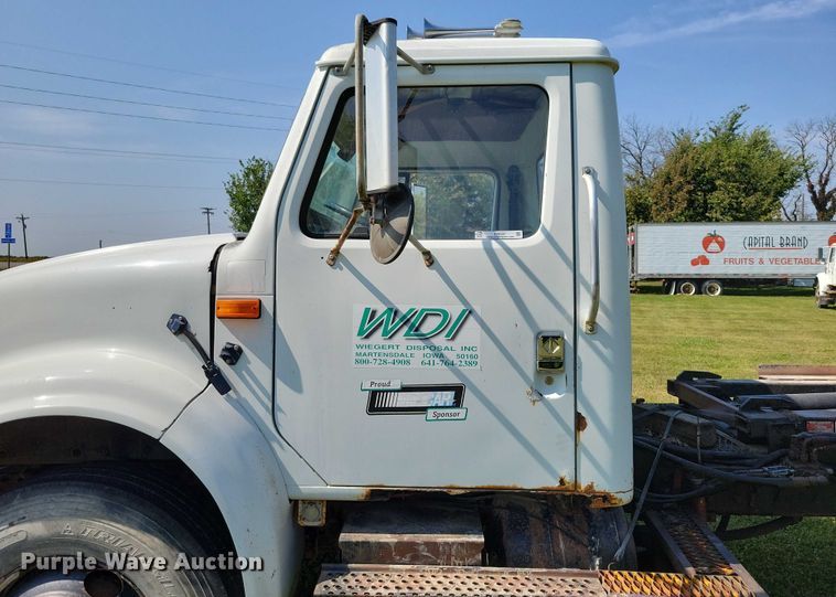 image for item DZ6561 1995 International  4900 hook lift truck