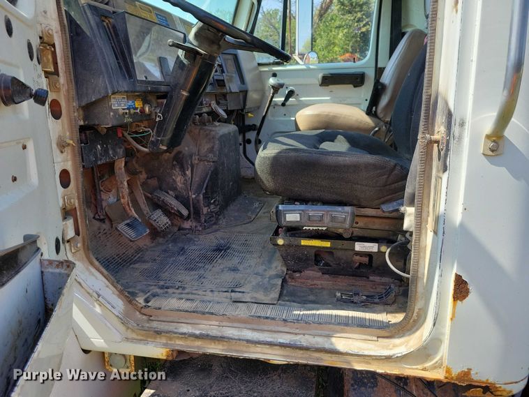 image for item DZ6561 1995 International  4900 hook lift truck
