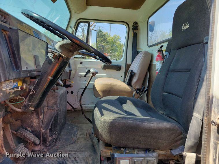 image for item DZ6561 1995 International  4900 hook lift truck