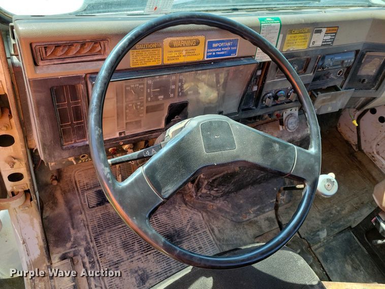 image for item DZ6561 1995 International  4900 hook lift truck