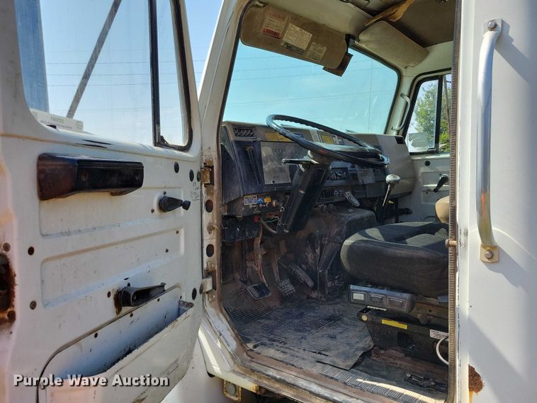 image for item DZ6561 1995 International  4900 hook lift truck