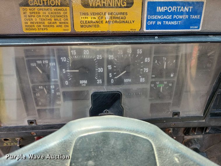 image for item DZ6561 1995 International  4900 hook lift truck