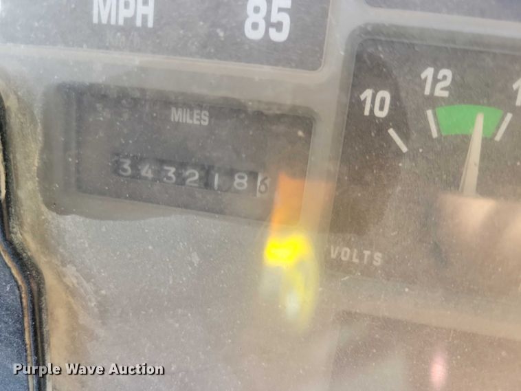 image for item DZ6561 1995 International  4900 hook lift truck