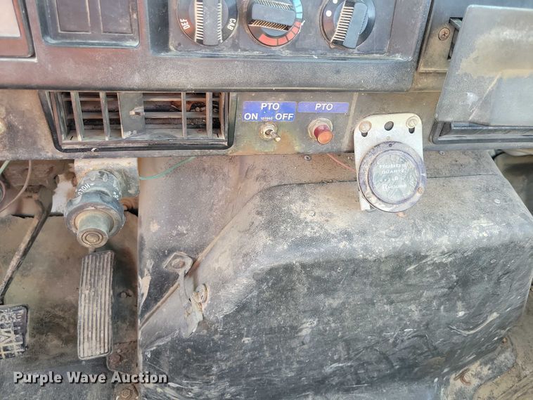 image for item DZ6561 1995 International  4900 hook lift truck