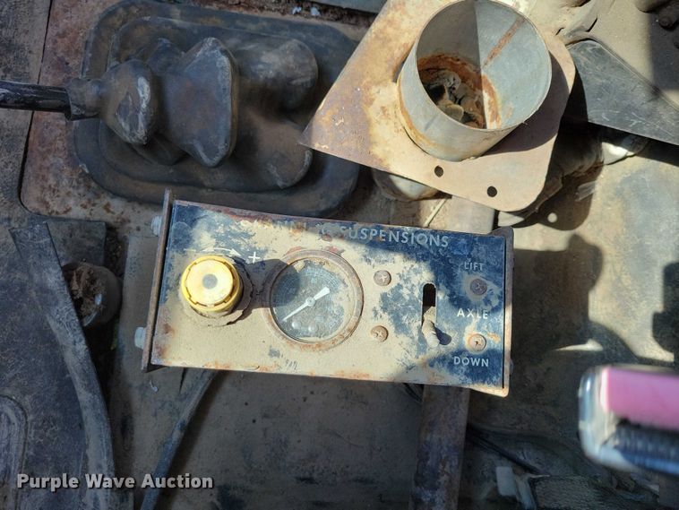 image for item DZ6561 1995 International  4900 hook lift truck