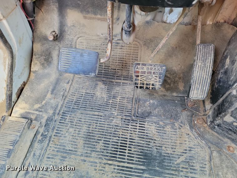 image for item DZ6561 1995 International  4900 hook lift truck