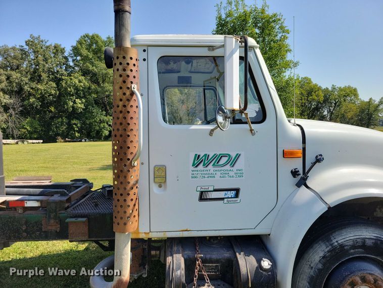 image for item DZ6561 1995 International  4900 hook lift truck