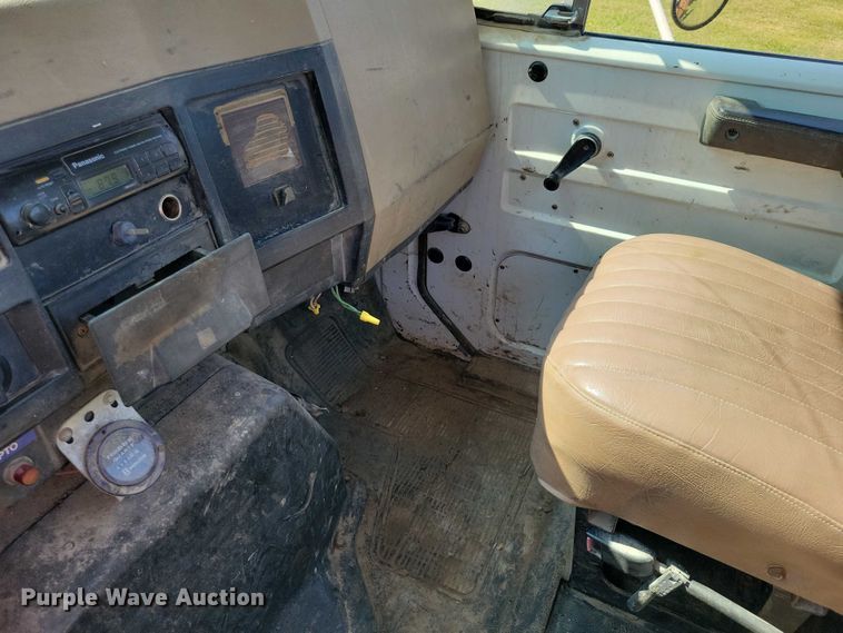 image for item DZ6561 1995 International  4900 hook lift truck