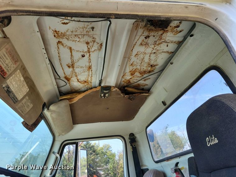 image for item DZ6561 1995 International  4900 hook lift truck