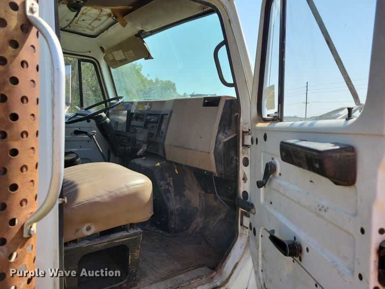 image for item DZ6561 1995 International  4900 hook lift truck