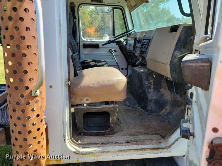 image for item DZ6561 1995 International  4900 hook lift truck