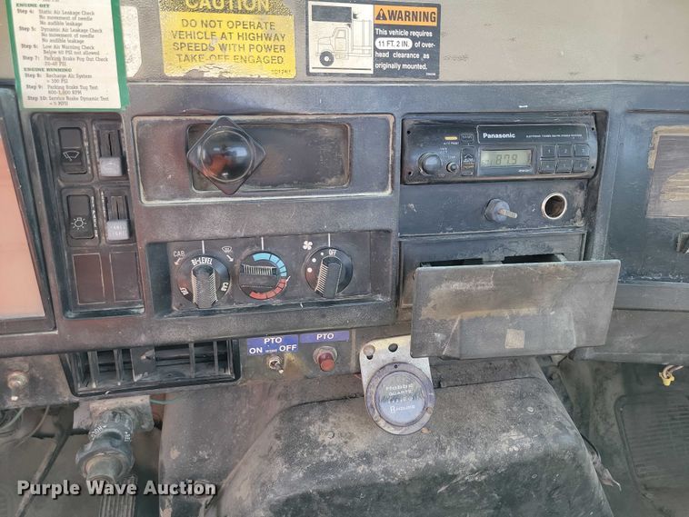 image for item DZ6561 1995 International  4900 hook lift truck