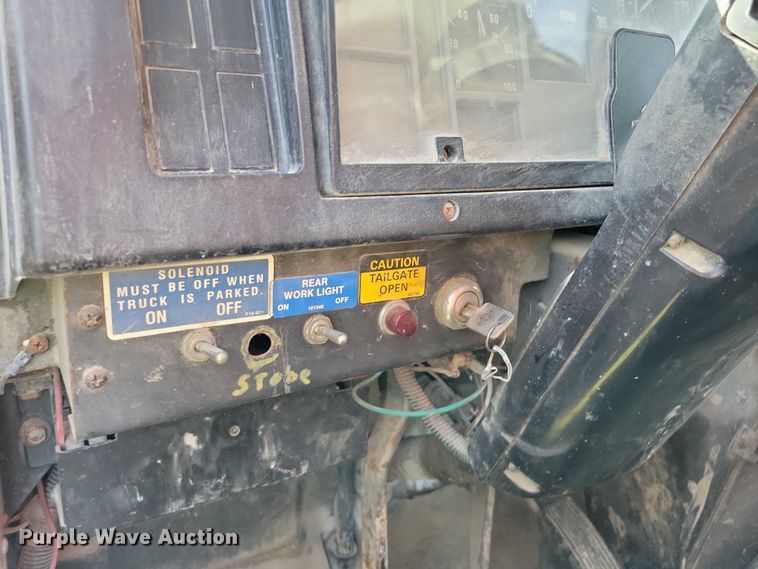 image for item DZ6561 1995 International  4900 hook lift truck