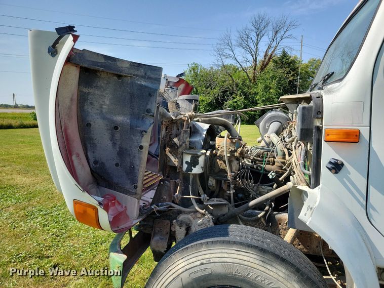 image for item DZ6561 1995 International  4900 hook lift truck